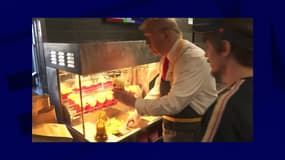 Donald Trump dans un restaurant McDonald's de Feasterville, en Pennsylvanie, le dimanche 20 octobre 2024.