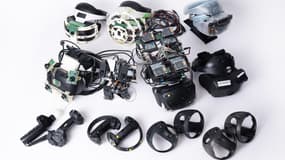 Les différents prototypes du casque de réalité virtuelle PS VR2 de Sony et ses contrôleurs