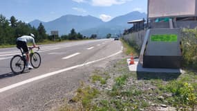 Le radar de chantier sur la RN 94 au niveau de Crots taggué quelques heures après son installation.