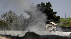 Colonne de fumée près de l'ambassade de Grande-Bretagne à Kaboul. Les taliban afghans ont lancé dimanche leur "offensive de printemps" en attaquant de multiples cibles à Kaboul, dont le Parlement et des ambassades occidentales, ainsi que dans deux provinc