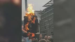 Un mannequin à l'effigie d'Emmanuel Macron brûlé devant la préfecture du Calvados le 30 mars.