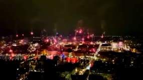 Un feu d'artifice géant a été tiré par surprise mardi soir à l'occasion de la Fête des lumières.