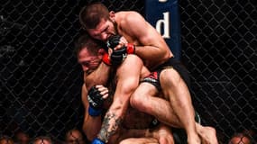 Khabib Nurmagomedov (à droite) lors de son combat contre Conor McGregor