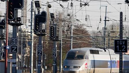 Entrée d'un TGV en gare de Strasbourg, le 7 avril. La grève se poursuit jeudi pour le neuvième jour à la SNCF mais le dialogue a repris entre la direction et la CGT, syndicat majoritaire, entretenant l'espoir d'une sortie de crise. /Photo prise le 7 avril