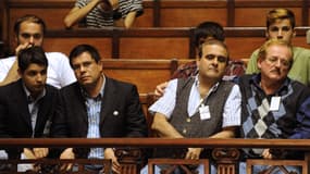 Des couples d'hommes homosexuels observent les débats au Sénat uruguayen