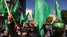 Des manifestants brandissent des drapeaux du Hamas palestinien lors d'un rassemblement après la prière du vendredi dans la ville d'Hébron, en Cisjordanie occupée, le 15 décembre 2023, pour protester contre la guerre menée par Israël contre le Hamas dans la bande de Gaza.