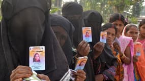 Des Indiennes musulmanes faisant la queue pour aller voter à Koliabor le 7 avril 2014