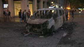 Un véhicule de la RATP a été incendié place de la République à Paris, mardi 14 juin 2016.