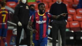 Samuel Umtiti transmet des consignes après son entrée sur la pelouse