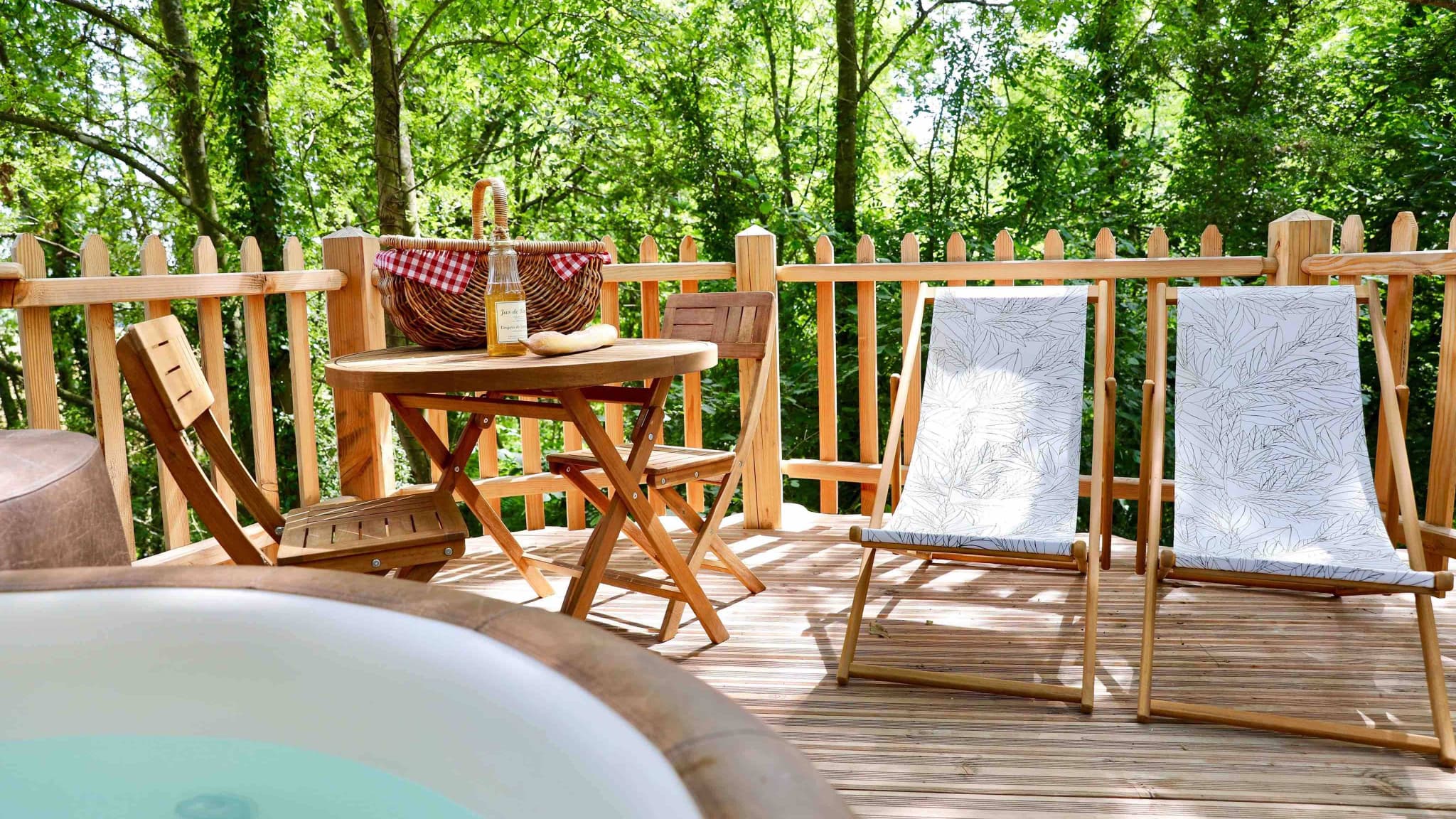 Au Bois-de-Rosoy, les cabanes possèdent un jacuzzi privé en terrasse.