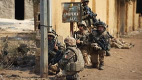 Militaires français à Gao, au Mali. Une trentaine de soldats français ont été rapatriés jeudi en France après avoir été victimes de blessures légères, notamment d'entorses et de coups de chaleur lors des opérations menées au Mali. /Photo prise le 21 févri