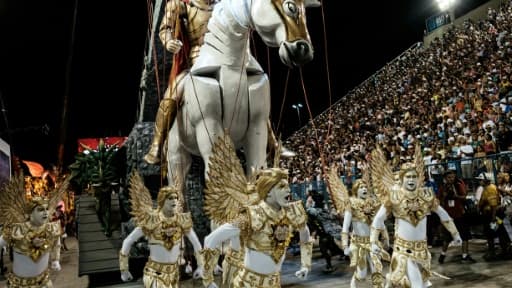 Des danseurs de l'école de danse Estacio de Sa samba lors du défilé du carnaval, à Rio au Brésil, le 7 février 2016