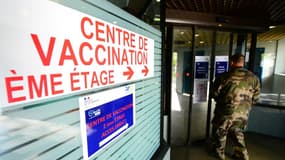 Un soldat vient se faire vacciner contre le Covid-19 à l'hôpital militaire Robert Picque (HIA) à  Villenave-d'Ornon (sud-ouest), le 6 avril 2021