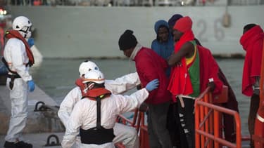 Des migrants descendent d'un bateau des garde-côtes dans le port de Malaga en Espagne, le 7 décembre 2017.