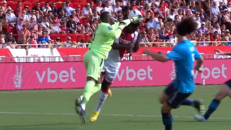La sortie litigieuse de Mandanda lors de Monaco-Rennes, le 13 août 2022