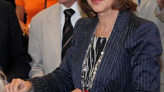 Le duel à La Rochelle entre la candidate officielle du Parti socialiste Ségolène Royal et l'ancien secrétaire départemental du parti olivier Falorni, exclu pour avoir refusé de retirer sa candidature, focalise l'attention, donnant aux électeurs une respon