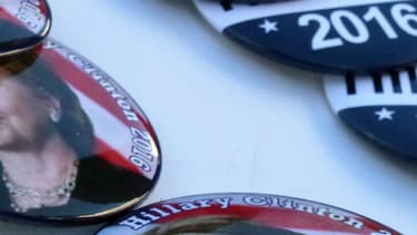 Des pin's soutenant Hillary Clinton pour l'élection présidentielle, à Miami, en Floride, le samedi 23 juillet 2016.