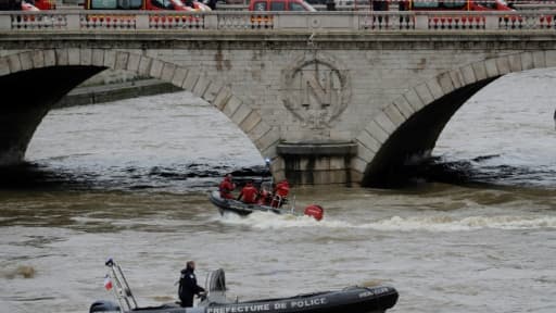 Pompiers et policiers ont longtemps cherché à retrouver une policière de la brigade fluviale disparue lors d'un exercice dans la Seine, le 5 janvier 2018