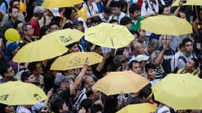 Des activistes arborent des parapluies jaunes pour commémorer la révolte des parapluies de l'automne 2014, à Hong Kong en septembre 2016