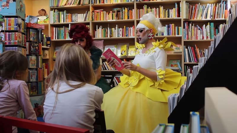 La drag-queen Shanna Banana lors d'une séance de lecture organisée avec des enfants.