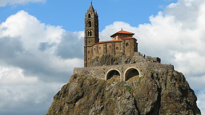 Le rocher de l'Aiguilhe et sa chapelle St-Michel.