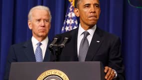 Barack Obama aux côtés de son vice-président Joe Biden, à Washington. Le président américain a dévoilé un vaste plan visant à réduire les violences aux Etats-Unis dues aux armes à feu qui prévoit de vérifier les antécédents judiciaires de tous les candida