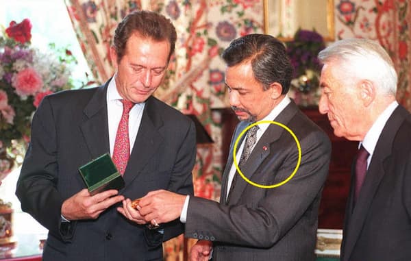 Au centre de la photo le sultan de Brunei, dont l'insigne de boutonière de la Grand'croix d'honneur est entourée en jaune. Au centre de la photo le sultan de Brunei, dont l'insigne de boutonière de la Grand'croix d'honneur est entourée en jaune.