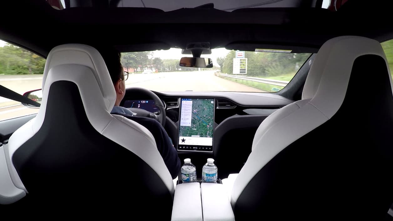 L'Autopilot permet de voyager de manière assistée sur voie rapide.