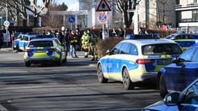 L'importants moyens policiers sont déployés face à l'université de Heidelberg, lundi 24 janvier 2022, après une attaque dans un amphithéâtre