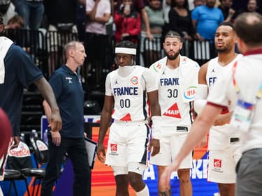 L'équipe de France de basket abattue après sa défaite contre la Lettonie, le 27 août 2023.