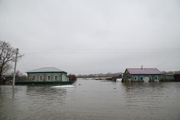 Des maisons sous les eaux, dans le nord du Kazakhstan, le 10 avril 2024.