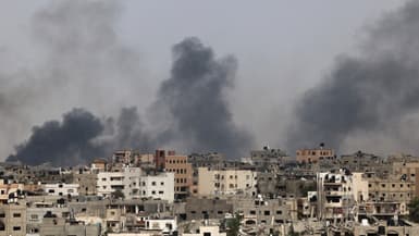 Des volutes de fumée se dégagent après une frappe israélienne sur Jabalia, vue de Beit Lahia, dans le nord de la bande de Gaza, le 19 mai 2024.