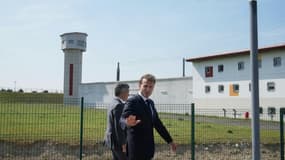 Emmanuel Macron devant la prison de Vendin-le-Vieil, dans le Pas-de-Calais, le 14 novembre 2025