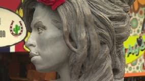 Une statue grandeur nature de la chanteuse Amy Winehouse a été dévoilée dimanche à Londres.