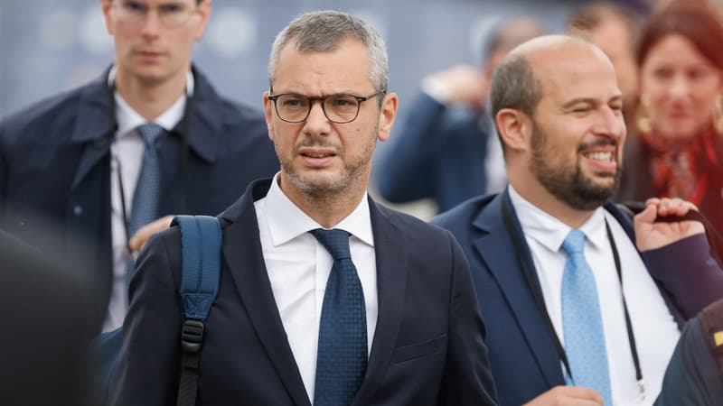 Le secrétaire général de l'Élysée, Alexis Kohler (au centre), arrive à Hambourg, dans le nord de l'Allemagne, le 9 octobre 2023, premier jour des consultations gouvernementales franco-allemandes de deux jours.