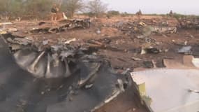 Les débris de l'avion d'Air Algérie éparpillés sur le sol de Gossi, à environ 100 km de Gao,