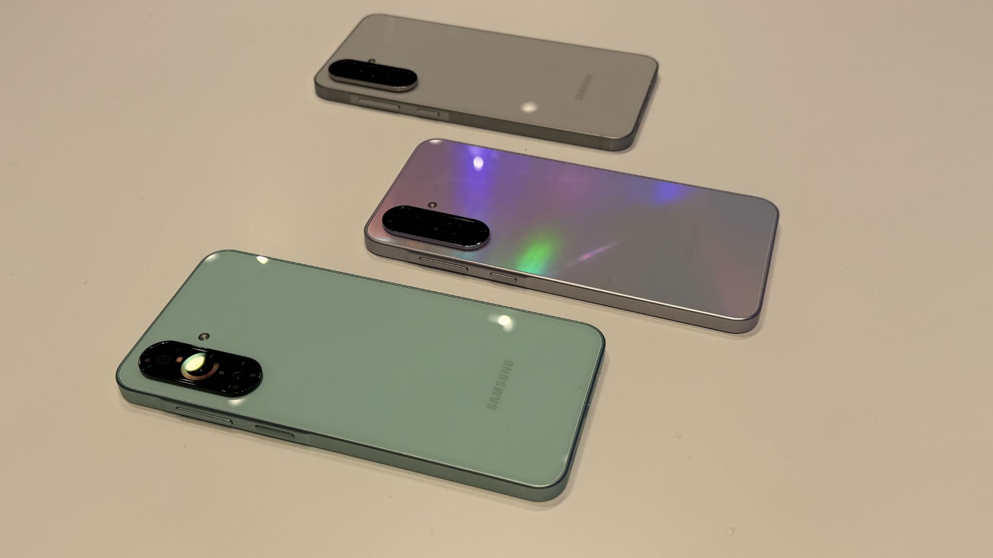 Samsung Galaxy A56 (en gris), A36 (en rose) et A26 (en vert)