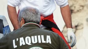 A Amatrice, des secouristes aident un homme blessé dans le séisme du 23 août en Italie. 