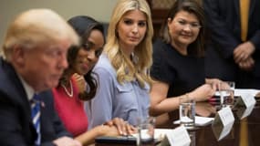 Ivanka Trump regarde son père Donad Trump lors d'une réunion avec des femmes propriétaires de petites entreprise, le 27 mars 2017 à la Maison Blanche, à Washington - 
