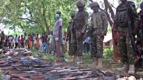 Des soldats kenyans face à une saisie d'armes appartenant à des islamistes shebab, le 15 juin 2015
