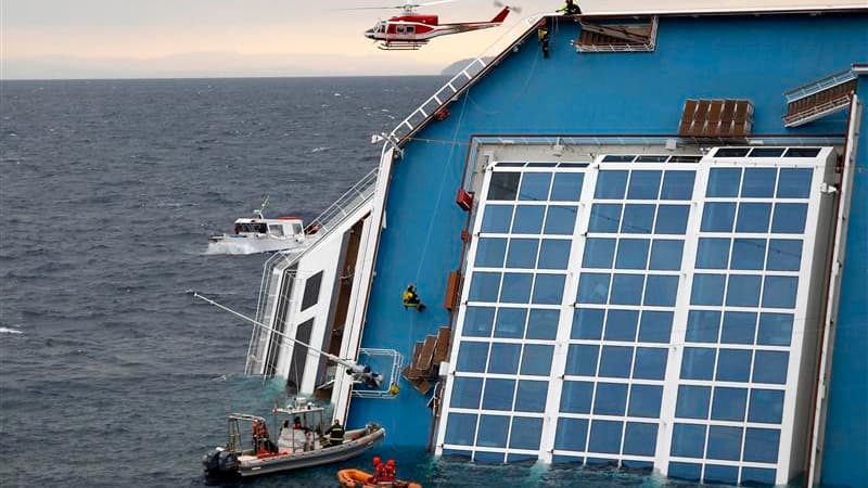 Les équipes de secours italiennes menaient lundi des recherches à l'intérieur du paquebot Costa Concordia à demi immergé, pour tenter de retrouver 14 personnes toujours portées disparues. /Photo prise le 16 janvier 2012/REUTERS/Max Rossi