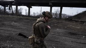 Un soldat ukrainien marche à Pokrovsk, dans le Donbass, le 13 mars 2025 (illustration)