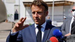 Le président français, Emmanuel Macron, s'adresse à la presse après avoir visité le cimetière européen Saint-Eugène, dans la banlieue d'Alger, le 26 août 2022 