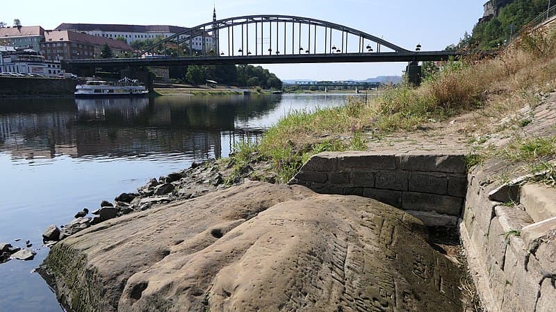 Une pierre de la faim le long de l'Elbe à Děčín, en République tchèque, en 2018.