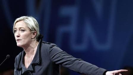 Marine Le Pen arriverait en tête au premier tour de l'élection présidentielle française en 2012, devant Nicolas Sarkozy et la socialiste Martine Aubry, selon un sondage Harris Interactive pour Le Parisien Dimanche.