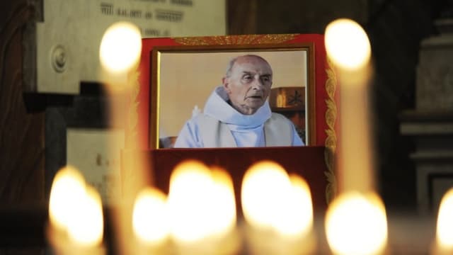 Une photo du père Jacques Hamel dans l'Église Saint-Louis-des-Français de Rome.