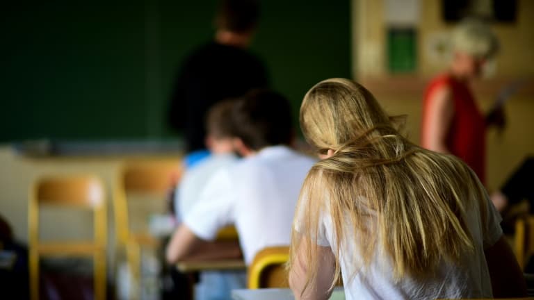 Une élève présente en classe (photo d'illustration)