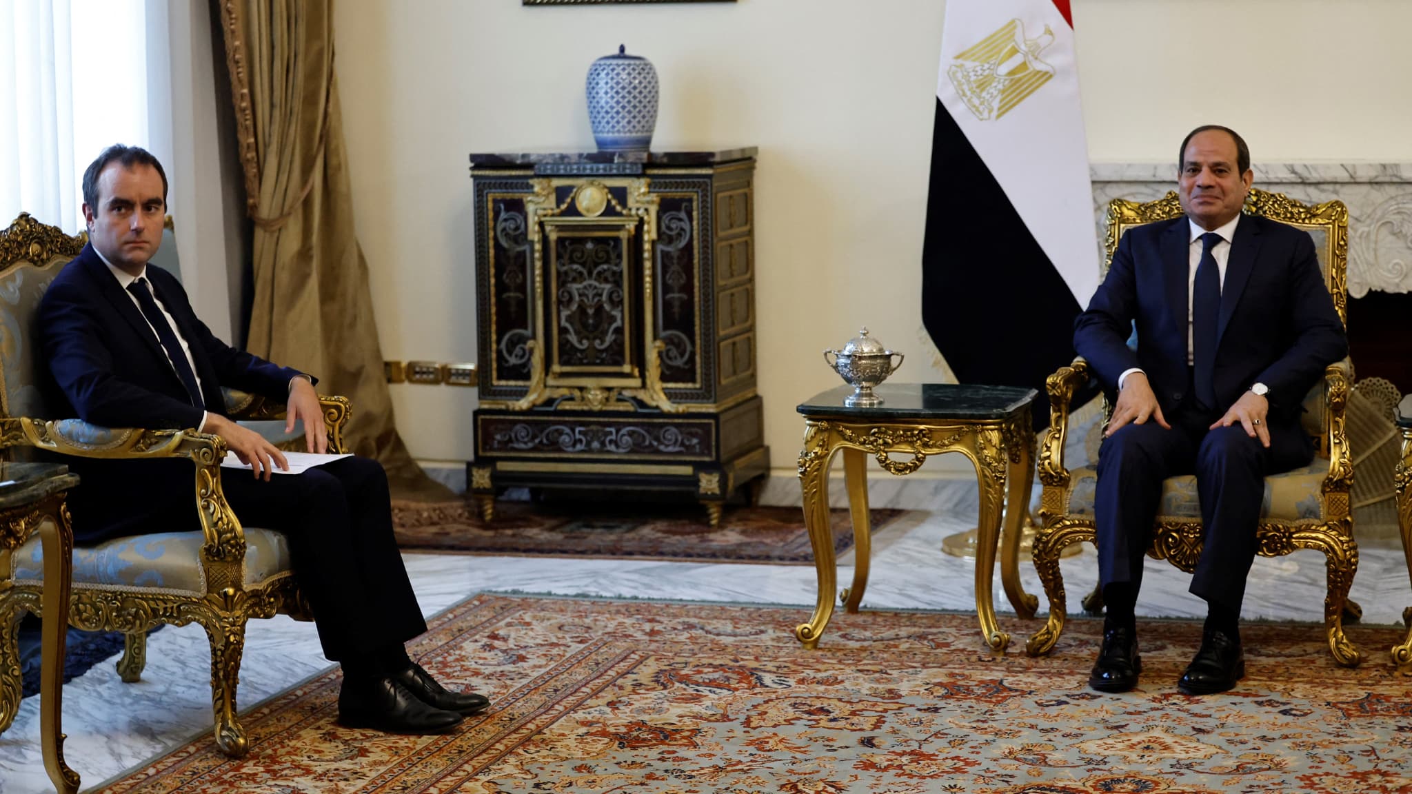 Le ministre français des Armées, Sébastien Lecornu, rencontre le président égyptien Abdel Fattah al-Sissi, dans le palais présidentiel au Caire, le 18 novembre 2023