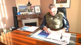 Romuald Seels, maire de Venette (Oise), à son bureau fin décembre 2025.