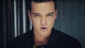 Sebastián Athié dans le clip d'une chanson enregistrée pour la série "O11CE"
